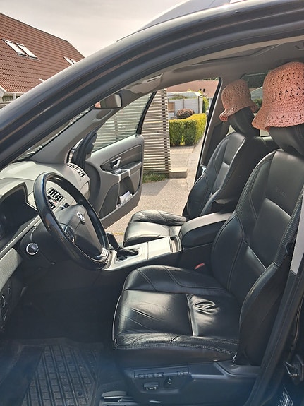 Volvo XC90 4 of 16
