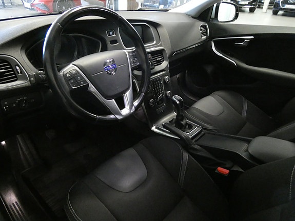 Volvo V40 12 of 22