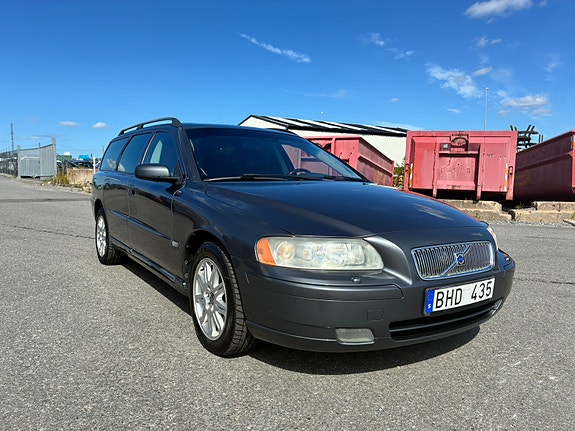 Volvo V70 2 of 13