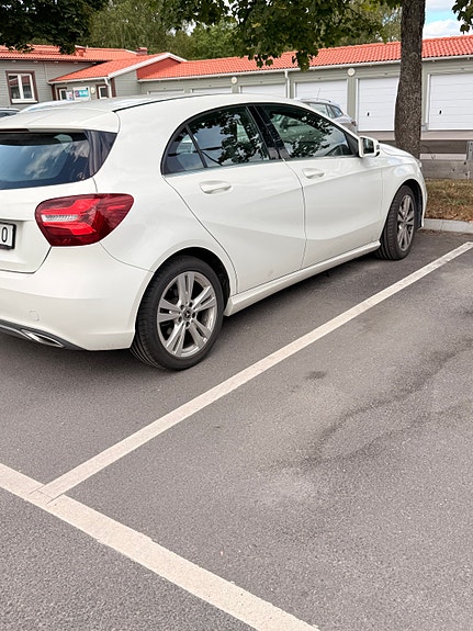 Mercedes-Benz A180 2 of 8