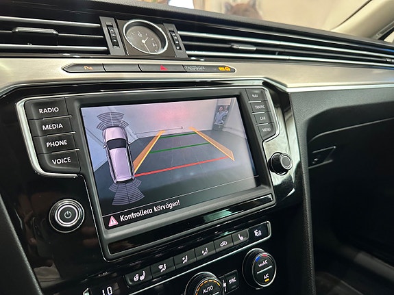 Volkswagen Passat 23 of 28