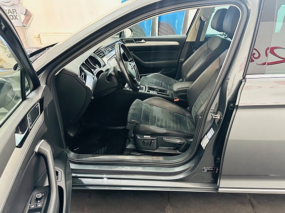 Volkswagen Passat 12 of 28