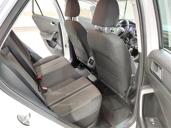 Volkswagen T-Roc 11 of 14