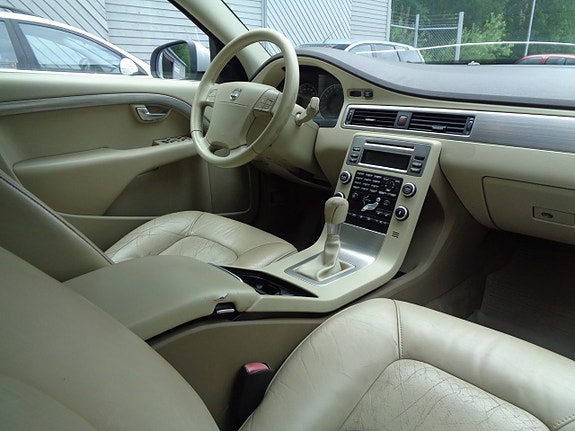 Volvo V70 9 of 9