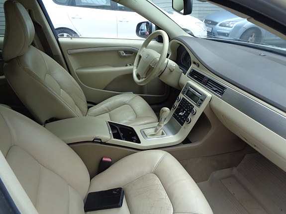 Volvo V70 7 of 9