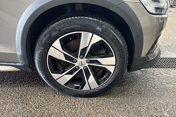 Volvo V60 Cross Country 12 of 16