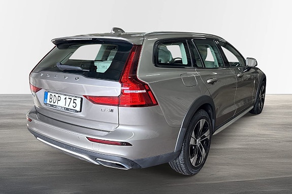 Volvo V60 Cross Country 3 of 16