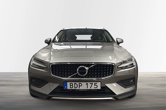 Volvo V60 Cross Country 2 of 16