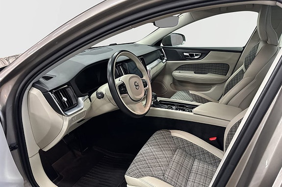 Volvo V60 Cross Country 4 of 16
