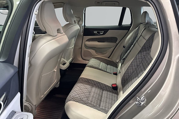 Volvo V60 Cross Country 8 of 16