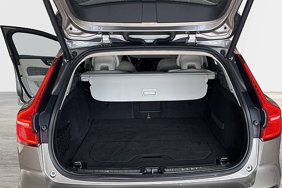 Volvo V60 Cross Country 9 of 16