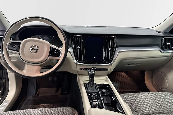 Volvo V60 Cross Country 6 of 16