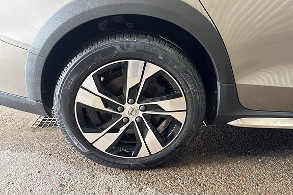 Volvo V60 Cross Country 13 of 16