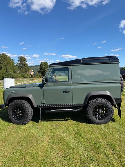 Land Rover Defender 90 2 of 5