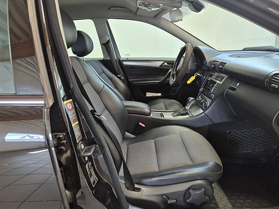 Mercedes-Benz C200 20 of 22