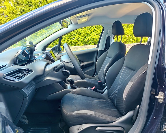 Peugeot 208 4 of 12