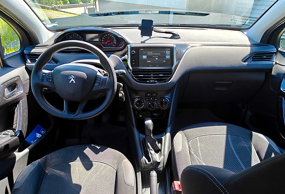 Peugeot 208 3 of 12