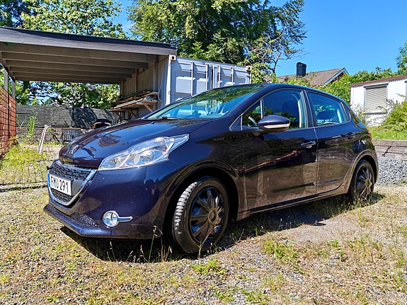 Peugeot 208 2 of 12