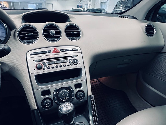 Peugeot 308 SW 17 of 21