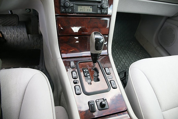 Mercedes-Benz E240 23 of 25