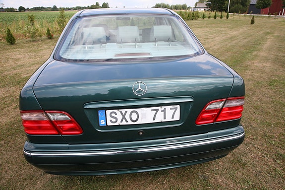Mercedes-Benz E240 13 of 25