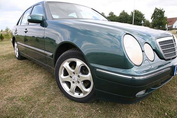 Mercedes-Benz E240 7 of 25