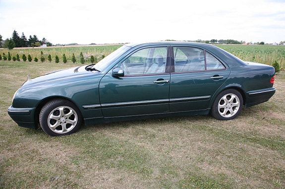 Mercedes-Benz E240 4 of 25