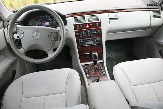 Mercedes-Benz E240 17 of 25