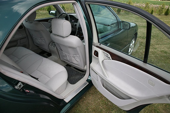 Mercedes-Benz E240 20 of 25