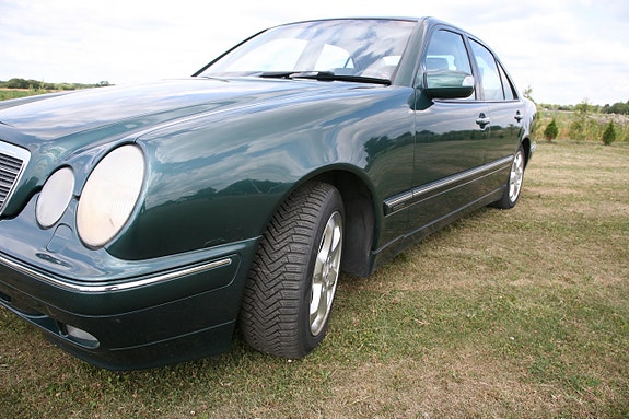 Mercedes-Benz E240 8 of 25