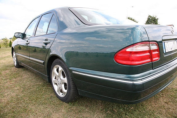 Mercedes-Benz E240 12 of 25