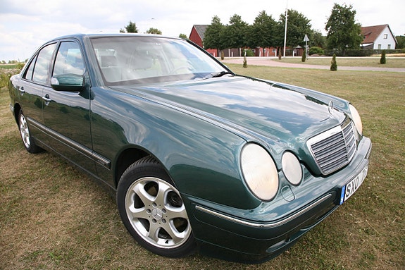 Mercedes-Benz E240 5 of 25