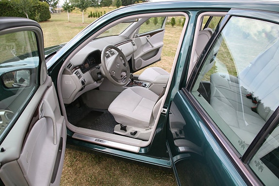 Mercedes-Benz E240 9 of 25