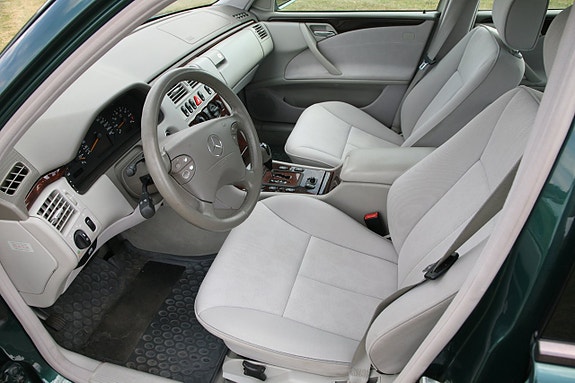 Mercedes-Benz E240 16 of 25
