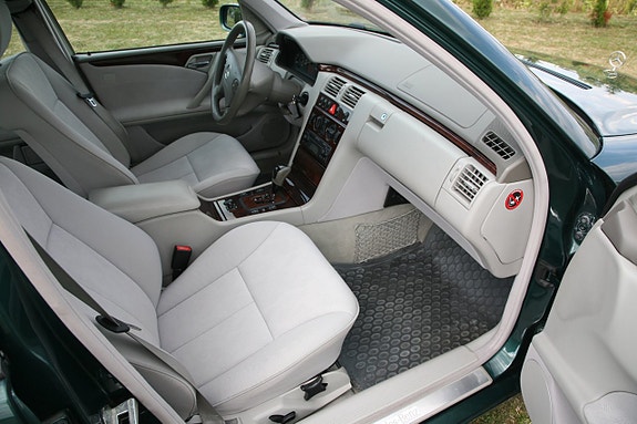 Mercedes-Benz E240 19 of 25