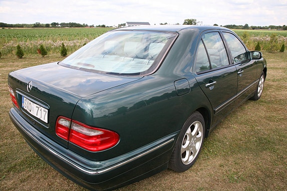 Mercedes-Benz E240 14 of 25