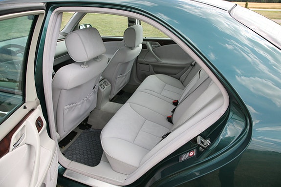 Mercedes-Benz E240 18 of 25