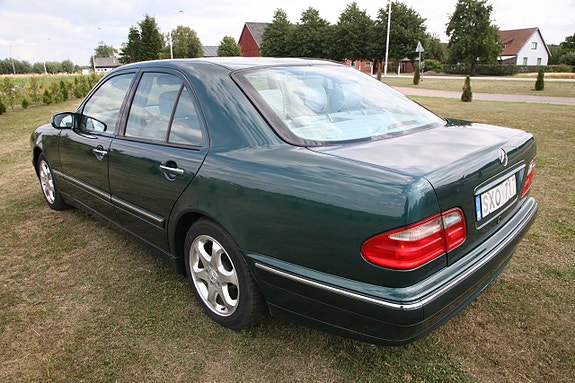 Mercedes-Benz E240 11 of 25