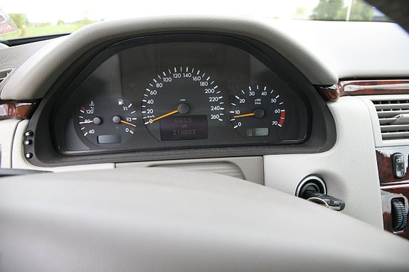 Mercedes-Benz E240 22 of 25