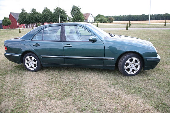 Mercedes-Benz E240 6 of 25
