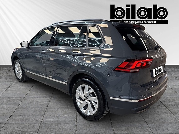 Volkswagen Tiguan 3 of 9