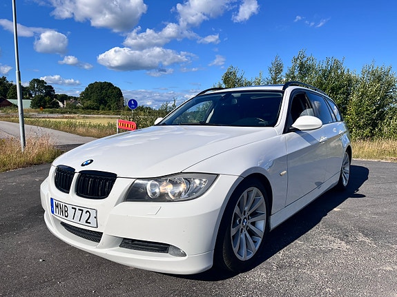 BMW 320i 8 of 17