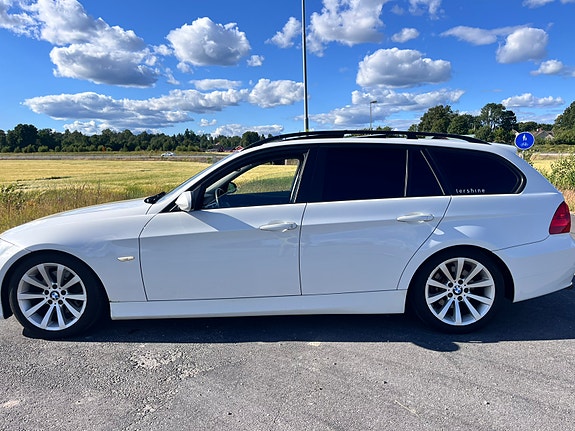 BMW 320i 7 of 17