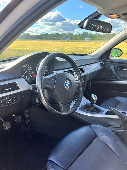BMW 320i 11 of 17
