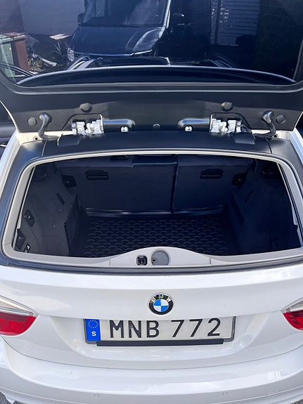 BMW 320i 16 of 17