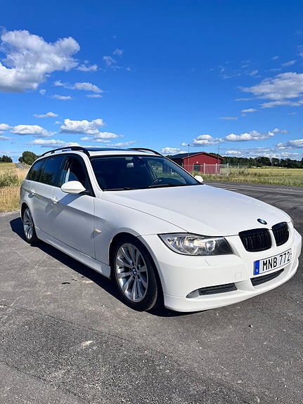 BMW 320i 2 of 17