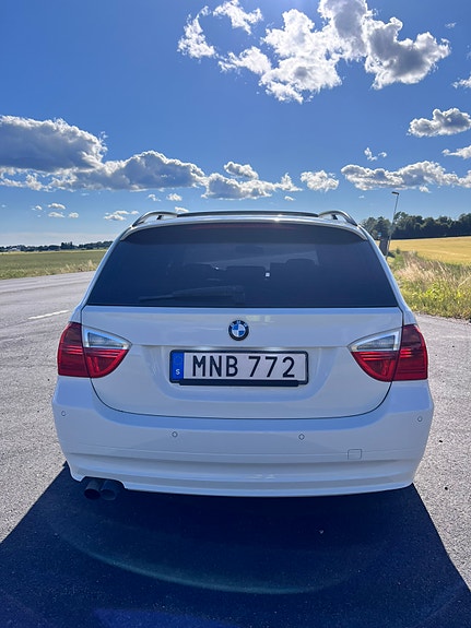 BMW 320i 5 of 17