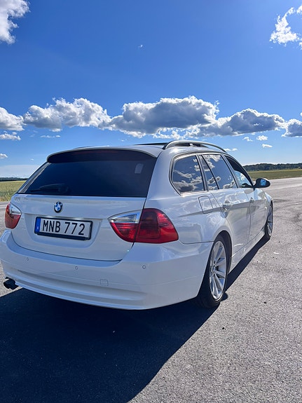 BMW 320i 4 of 17