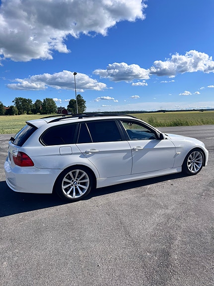 BMW 320i 3 of 17