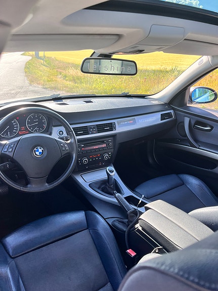 BMW 320i 9 of 17
